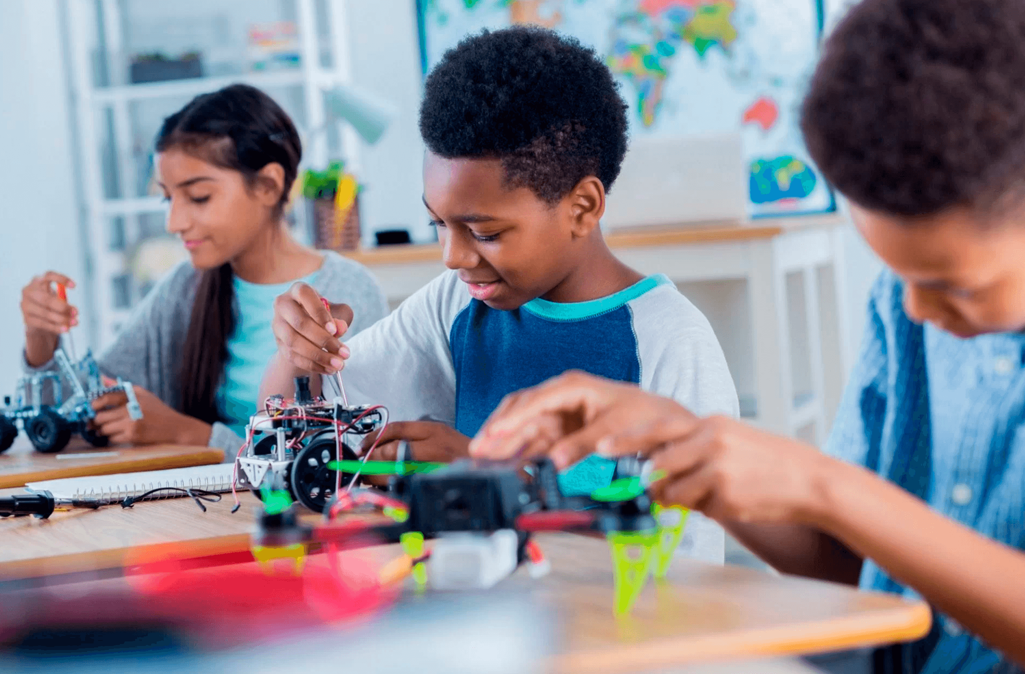 Como a robótica e a cultura maker transformam o futuro no Aglomerado da Serra